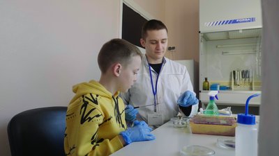 "Подивитись на бактерії під мікроскопом": 9-річний автор дитячих книжок із Сум здійснив свою мрію "Подивитись на бактерії під мікроскопом": 9-річний автор дитячих книжок із Сум здійснив свою мрію