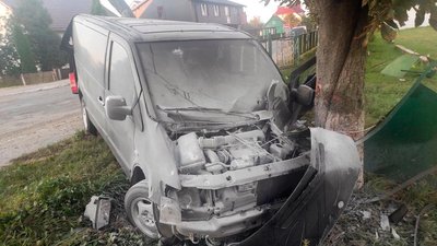 Авто врізалось у дерево. На Буковині в аварії загинув водій