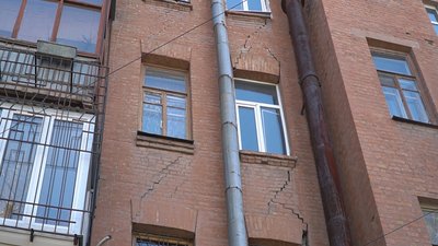 "Люди бояться ночувати". У Дніпрі будинок, якому понад сто років, тріщить по швах
