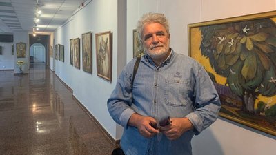 Криворізький художник передає українським військовим кошти, виручені з продажу картин