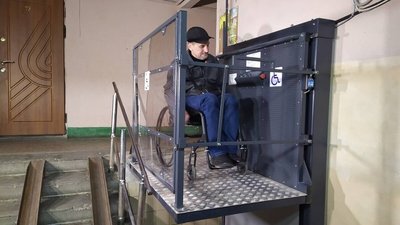 Чоловік користується підйомником