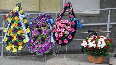 У Шостці на Сумщині провели в останню путь військовослужбовця Андрія Поповича У Шостці на Сумщині провели в останню путь військовослужбовця Андрія Поповича