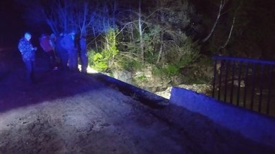 На Прикарпатті ліосовоз перекинувся у річку. Загинули двоє людей На Прикарпатті ліосовоз перекинувся у річку. Загинули двоє людей