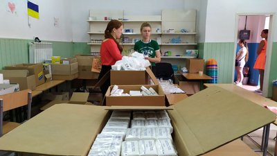 "Батько пішов воювати і я не буду сидіти вдома". Чому діти-переселенці працюють в гуманітарному центрі Кропивницького "Батько пішов воювати і я не буду сидіти вдома". Чому діти-переселенці працюють в гуманітарному центрі Кропивницького