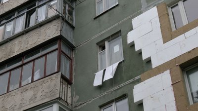 Обливає робочих і збиває пінопласт: лучанка заважає сусідам утеплювати багатоповерхівку Обливає робочих і збиває пінопласт: лучанка заважає сусідам утеплювати багатоповерхівку