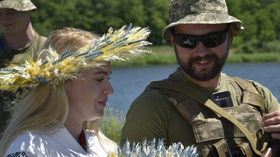 На передовій одружилися журналістка зі Львова та доброволець