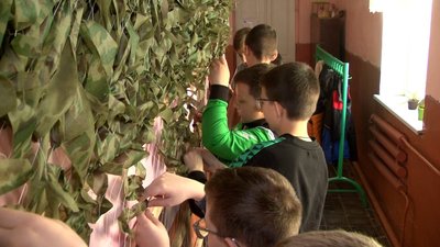 Учні ліцею з Вінниччини плетуть маскувальні сітки та виготовляють свічки Учні ліцею з Вінниччини плетуть маскувальні сітки та виготовляють свічки