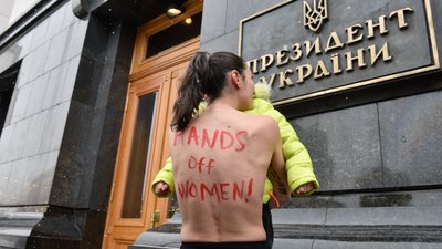 Активістки Femen вимагали від Зеленського скасувати наказ про військовий облік жінок