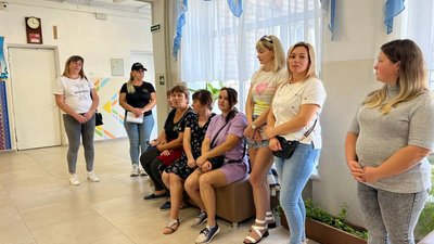 "Нам треба повертати дітей до школи за будь-яку ціну": у ліцеї на Миколаївщині онлайн-навчання через відсутність укриття