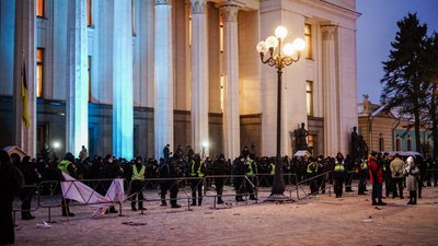Поліція спростувала смерть одного з учасників акції ФОПів під Верховною Радою Поліція спростувала смерть одного з учасників акції ФОПів під Верховною Радою
