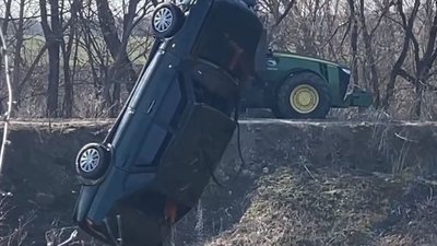 Машина була у воді: на Черкащині з кар'єру дістали тіла батька та сина