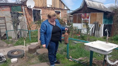 Двічі в одне місце — у Лебедині російська авіація кілька разів скидала бомби на вулицю Привокзальну Двічі в одне місце — у Лебедині російська авіація кілька разів скидала бомби на вулицю Привокзальну