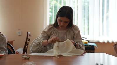 У Сумах навчають створювати традиційні сумські вишиванки У Сумах навчають створювати традиційні сумські вишиванки