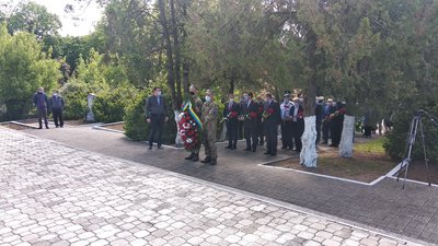 Поклали квіти до стели та відкрили Дзвін перемоги. В Ужгороді відзначили День пам'яті та примирення