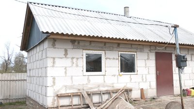 Як відбудовуються і що згадують люди, в яких вибухом розбило будинки у Великому Самборі на Сумщині Як відбудовуються і що згадують люди, в яких вибухом розбило будинки у Великому Самборі на Сумщині