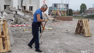 У Дергачах на Харківщині розбирають завали зруйнованого окупантами Будинку культури