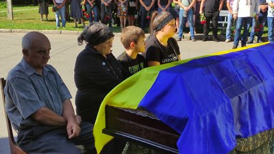 Загиблі воїни Дмитро Бут та Олександр Караман: як про них згадували на похованні у Полтаві Загиблі воїни Дмитро Бут та Олександр Караман: як про них згадували на похованні у Полтаві
