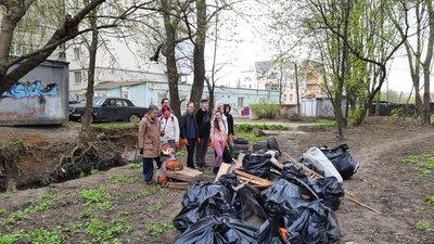 Толока на Дьогтянці: у Вінниці прибирали берег малої річки