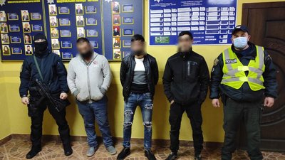 Таксиста та його спільників, підозрюваних у пограбуванні пасажира на Ужгородщині, взяли під варту