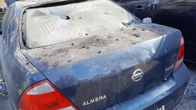 Пошкоджена автівка від ракетного обстрілу Пошкоджена автівка від ракетного обстрілу