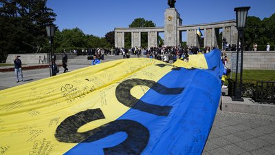 У Берліні поліція затримала чоловіка, який роздавав українські прапорці, й не дала розгорнути прапор України