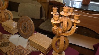 У Хмельницькому проходить виставка робіт пам’яті різьбяра Сергія Зваричука