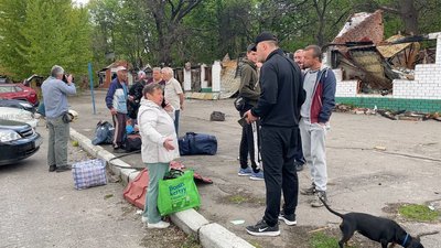 Окупанти обстріляли колону машин, яка евакуювала людей з Руської Лозової під Харковом Окупанти обстріляли колону машин, яка евакуювала людей з Руської Лозової під Харковом
