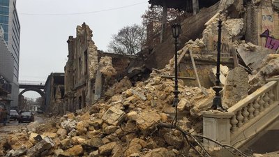 У центрі Одеси обвалився закинутий будинок. Місцеві кажуть, там жили безпритульні У центрі Одеси обвалився закинутий будинок. Місцеві кажуть, там жили безпритульні