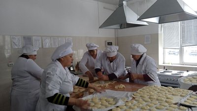 На Тернопільщині працівниці коледжу приготували півтисячі пампухів для військових На Тернопільщині працівниці коледжу приготували півтисячі пампухів для військових