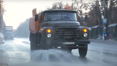 Вулиці Сум дезинфікують розчином, що вбиває бактерії