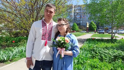 "У весільну подорож – після перемоги України". У Кропивницькому одружились кінолог та програмістка