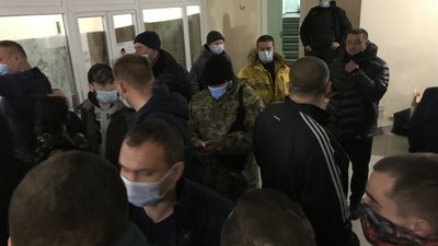 На засідання прийшли люди спортивної статури, що не представлялися. Коли їх попросили вийти, вони пішли. На засідання прийшли люди спортивної статури, що не представлялися. Коли їх попросили вийти, вони пішли.