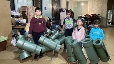 Зібрали 4 тисячі гривень на каремати для бійців. У Дніпрі діти продавали іграшки на власноруч облаштованому блокпосту Зібрали 4 тисячі гривень на каремати для бійців. У Дніпрі діти продавали іграшки на власноруч облаштованому блокпосту