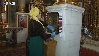 "В масці і не торкатися ікон", - як черкасці відвідують храми "В масці і не торкатися ікон", - як черкасці відвідують храми