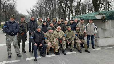 Ветерани МВС на блокпосту на в'їзді у м. Чернігів Ветерани МВС на блокпосту на в'їзді у м. Чернігів