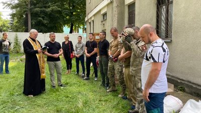 Волонтери з Тернополя везуть допомогу військовим на Схід Волонтери з Тернополя везуть допомогу військовим на Схід