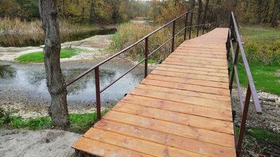Зона відпочинку на острові, який омиває річка Свинківка Зона відпочинку на острові, який омиває річка Свинківка