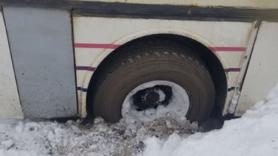 За добу волинські рятувальники витягли зі заметів автобус з пасажирами та вантажівку За добу волинські рятувальники витягли зі заметів автобус з пасажирами та вантажівку
