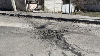 "Стінки повалились, люстри летіли. Балкон розтрощений взагалі". Херсонці розповіли про чергові атаки армії РФ "Стінки повалились, люстри летіли. Балкон розтрощений взагалі". Херсонці розповіли про чергові атаки армії РФ