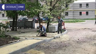 Мешканцям будинку на Заливній у Сумах третій рік обіцяють відремонтувати двір