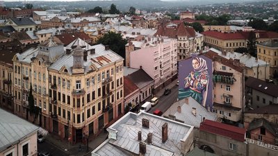 Як франківські художники створювали мурал у Чернівцях до Дня вишиванки Як франківські художники створювали мурал у Чернівцях до Дня вишиванки