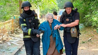 рятувальники, літня жінка