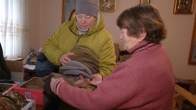 Волонтери з Пирогівців, що на Хмельниччині, шиють шапки для військових Волонтери з Пирогівців, що на Хмельниччині, шиють шапки для військових