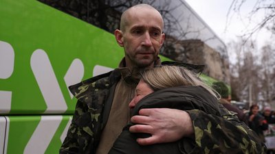 Олександр обіймає свою дружину Олесю після повернення з російського полону