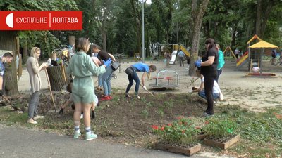 Учасники акції облаштовують клумбу Учасники акції облаштовують клумбу