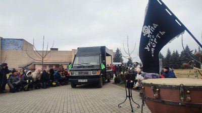Заповідав, щоб дорогою до кладовища грали пісні улюблених гуртів: черкащани попрощалися із захисником Заповідав, щоб дорогою до кладовища грали пісні улюблених гуртів: черкащани попрощалися із захисником