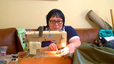 "Немає кому працювати, а попит щодня збільшується": вінничанки шиють плащі і каремати для оборонців "Немає кому працювати, а попит щодня збільшується": вінничанки шиють плащі і каремати для оборонців