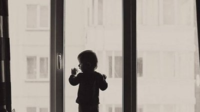 У Херсоні з вікна випала дворічна дівчинка
