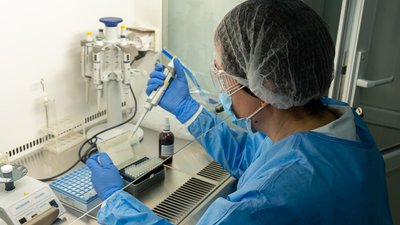 У Сінгапурі вважають, що більш уразливими до нових штамів COVID-19 є діти. Влада закриває школи