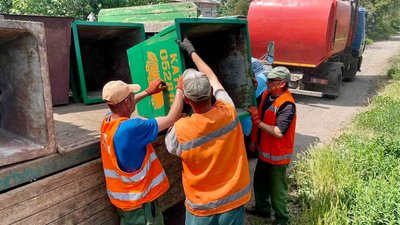 Комунальники Краматорська вантажать у машину контейнер для сміття